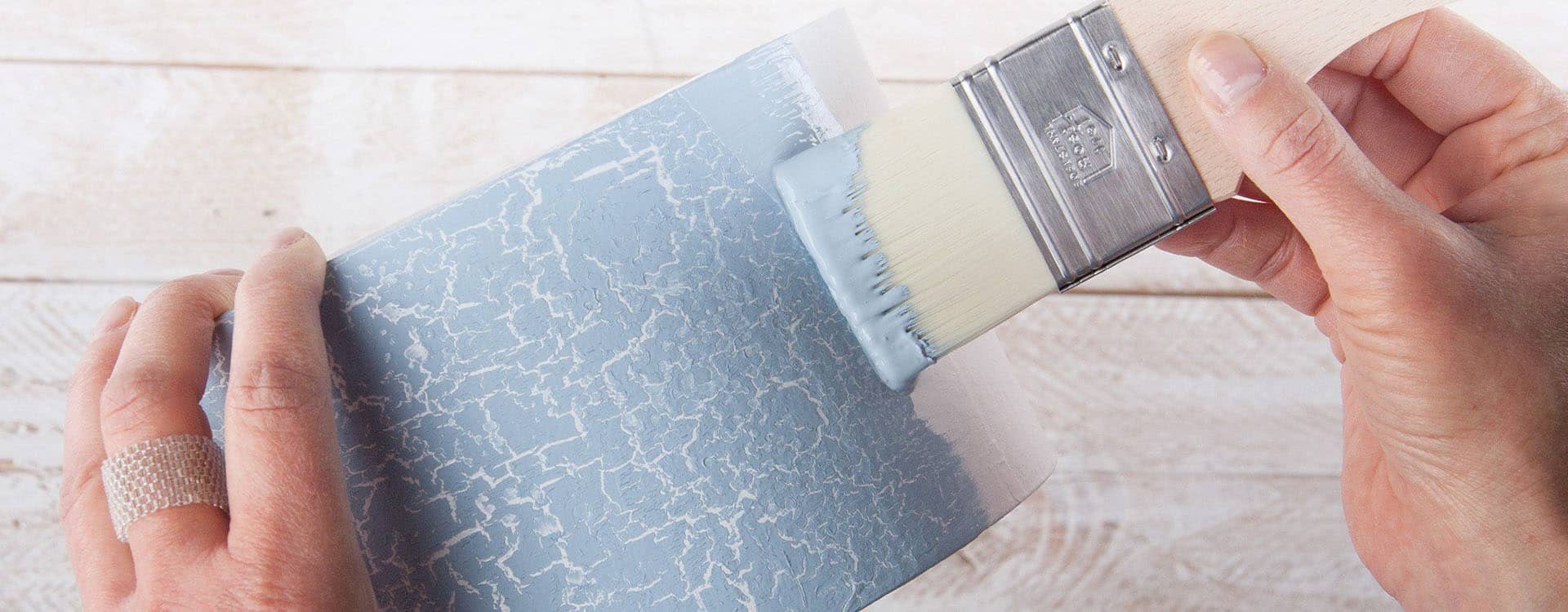 Décorations, colle, apprêts et peinture pour support en polystyrène.
